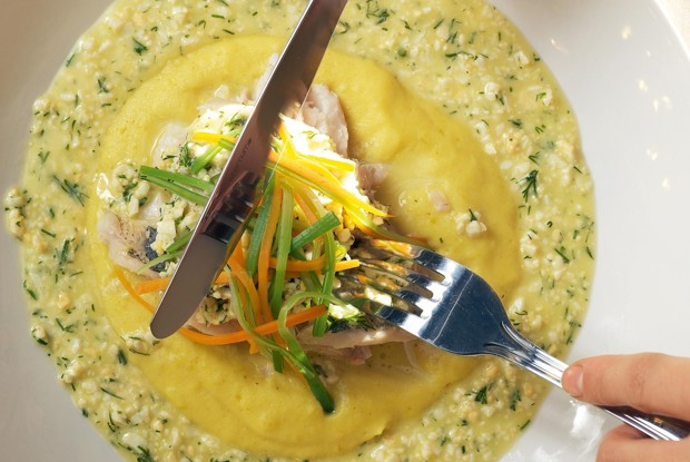 Судак с яичным соусом