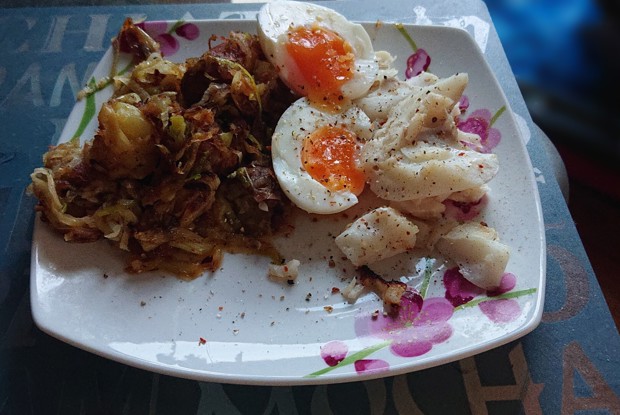 Судак с картофелем, луком-пореем и польским соусом