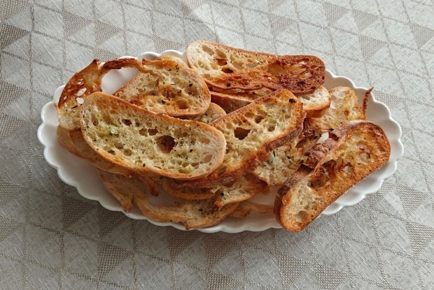Сухарики домашние из чиабатты с чесноком