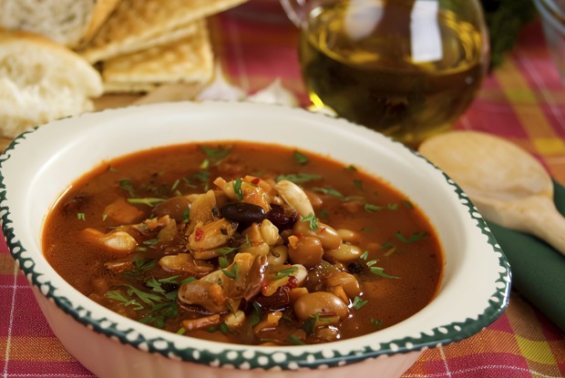 Суп фасолевый с курицей и горохом