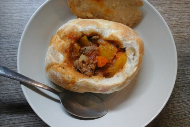 Суп-гуляш в хлебе