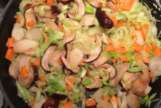 Суп из белых грибов с чечевицей