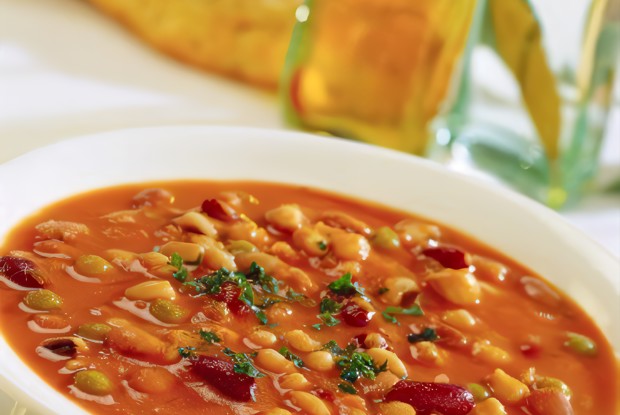 Суп из белой фасоли, чоризо и кориандра