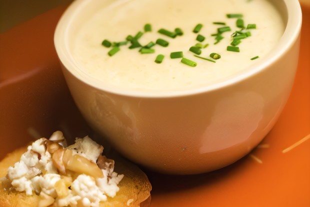 Суп из брокколи и кростини с сыром бри