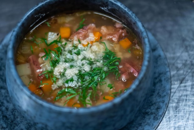 Суп из бычьих хвостов с полбой и хреном