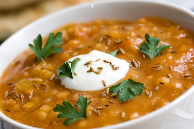Суп из чечевицы, пастернака и чоризо с кремом из йогурта и кориандра