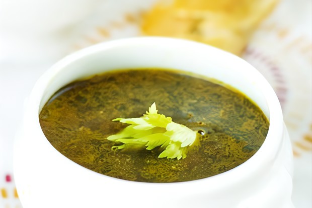 Суп из черной фасоли с перцами чипотле и кремом-фреш с жареными семенами кумина