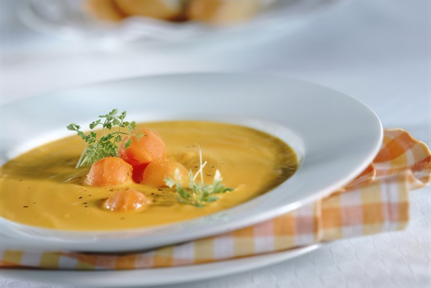 Суп из дыни с ягодами и йогуртовым кремом