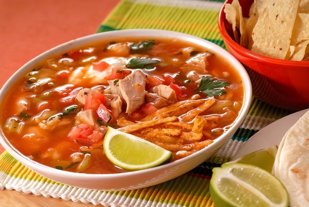 Суп из индейки с овощами и кукурузными чипсами