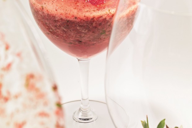 Суп из клубники, перечной мяты, зеленого базилика и белого игристого вина