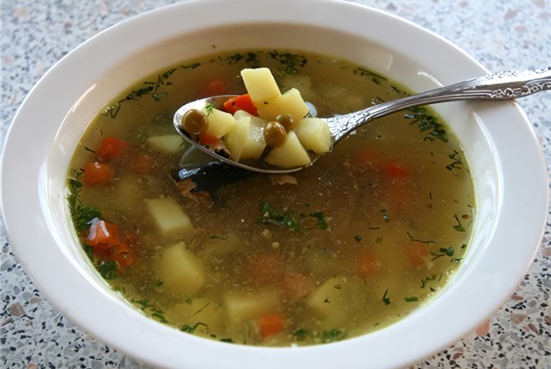 Суп из консервированного тунца с зеленым горошком