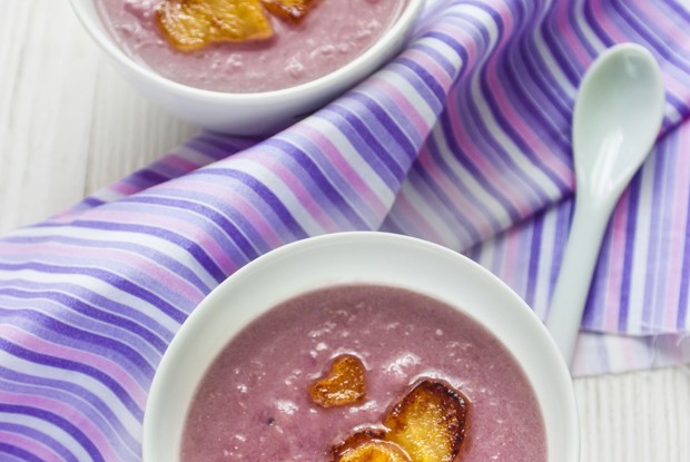 Суп из красной капусты с яблочными сердечками