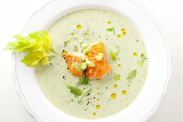 Суп из моцареллы с семгой и зеленью