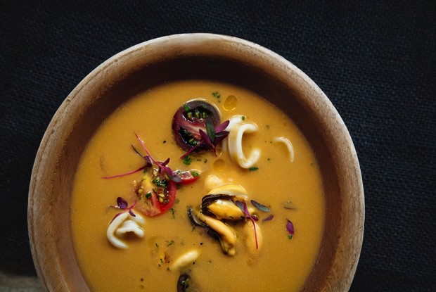 Суп из морепродуктов с вялеными томатами