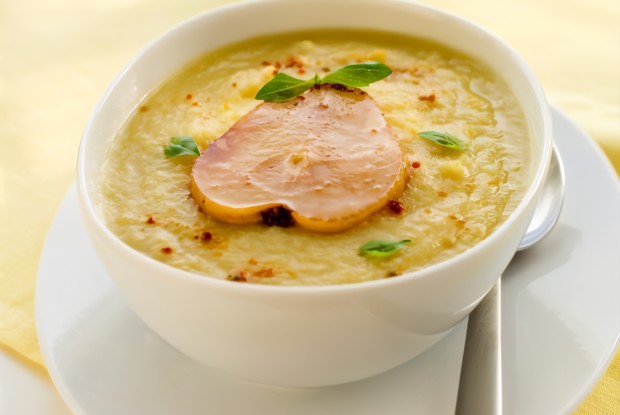 Суп из пастернака и яблока с хрустящими ломтиками и приправой карри