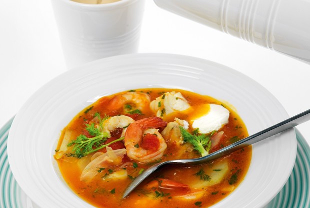 Суп из помидоров, фенхеля, трески и креветок