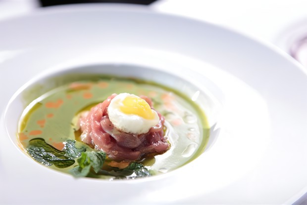 Суп из шпината с тартаром из молодого теленка