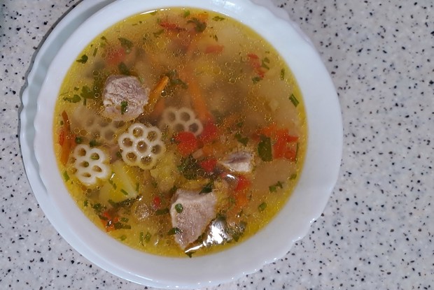 Суп из свиной лопатки с макаронами и сладким перцем