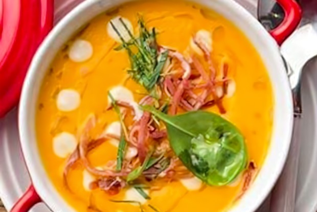 Суп из тыквы с кремом из каштанов и пармской ветчиной