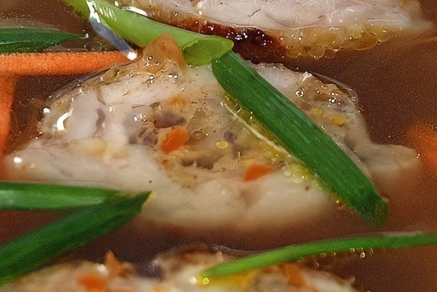 Суп из утиных потрохов с фаршированными крылышками