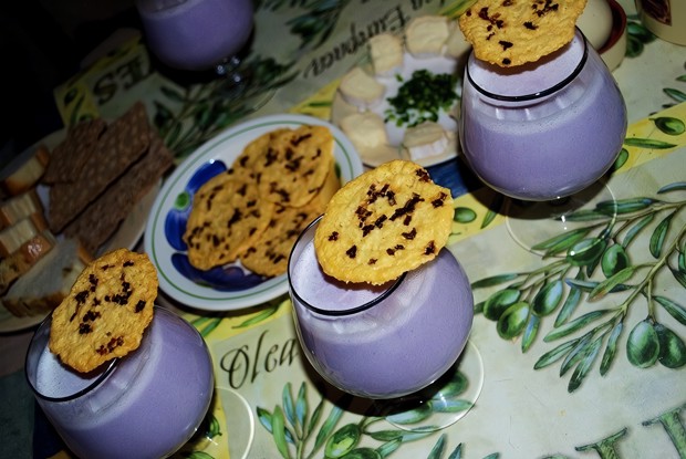 Суп-капучино из краснокочанной капусты с вафлями из пармезана