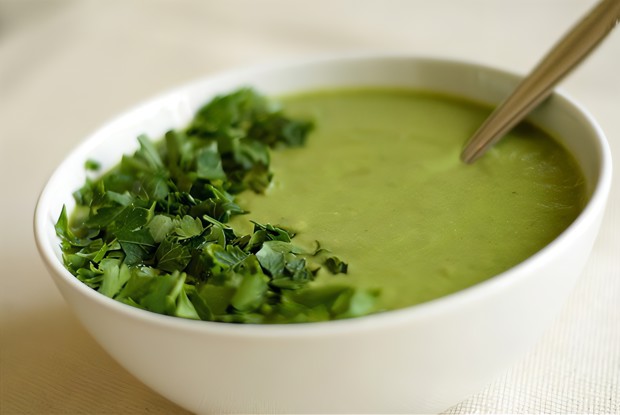 Суп-крем из шпината и щавеля с авокадо