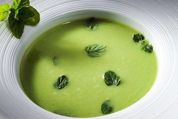 Суп-пюре из брокколи и шпината со сливками и сыром по-итальянски