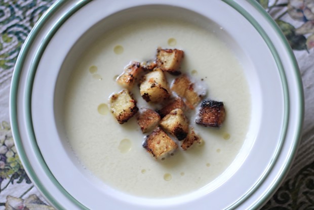 Суп-пюре из цветной капусты с горчичными гренками