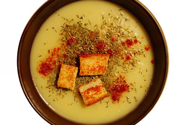 Суп-пюре из картофеля и лука-порея с крутонами