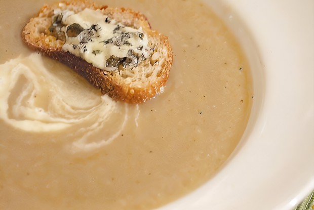 Суп-пюре из пастернака с луком-пореем и петрушкой