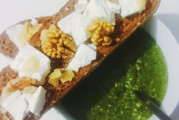 Суп-пюре из шпината, цветной капусты и риса с зерновыми тартинами