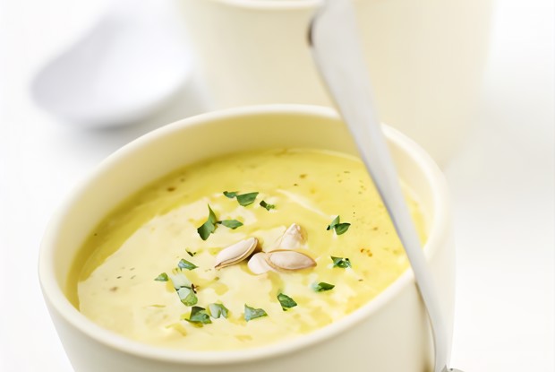 Суп-пюре из тыквы и яблок с песто из кинзы