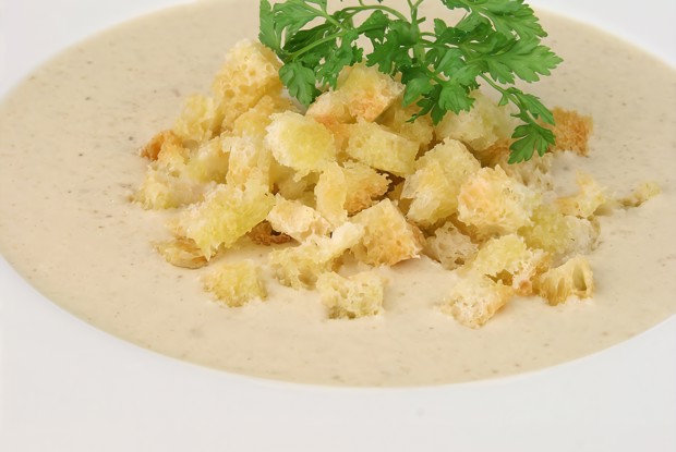 Суп-пюре из белых грибов с чесночными гренками