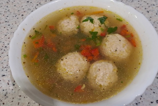 Суп с фрикадельками на мясном бульоне