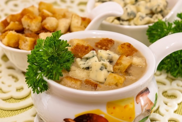 Суп с грибами, сухариками и сыром с благородной плесенью