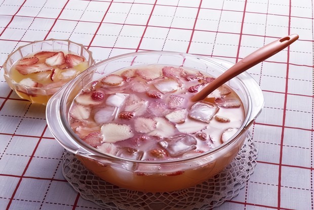 Суп с клубникой и фруктовым вином