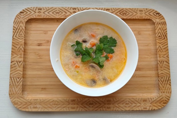 Суп с красной рыбой, шампиньонами и сливочным сыром