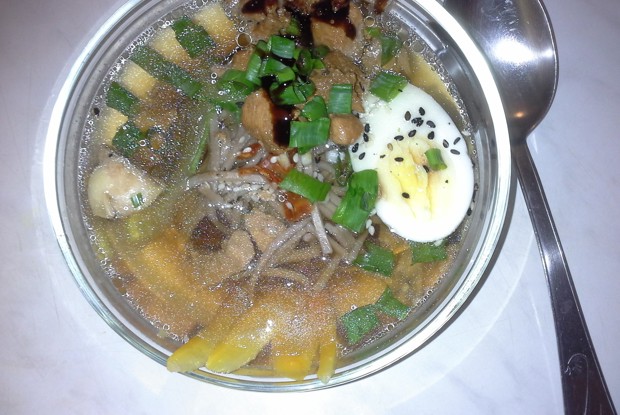 Суп с курицей и  гречневой лапшой в азиатском стиле