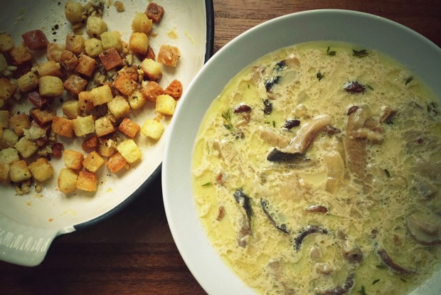 Суп с лесными грибами и сливками