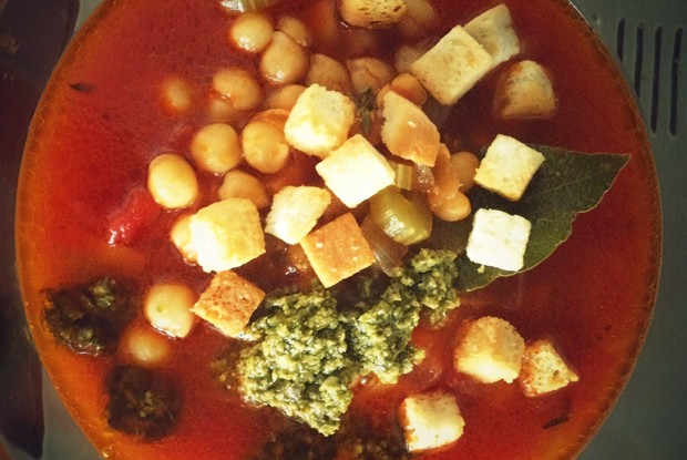 Суп с нутом, помидорами и крутонами