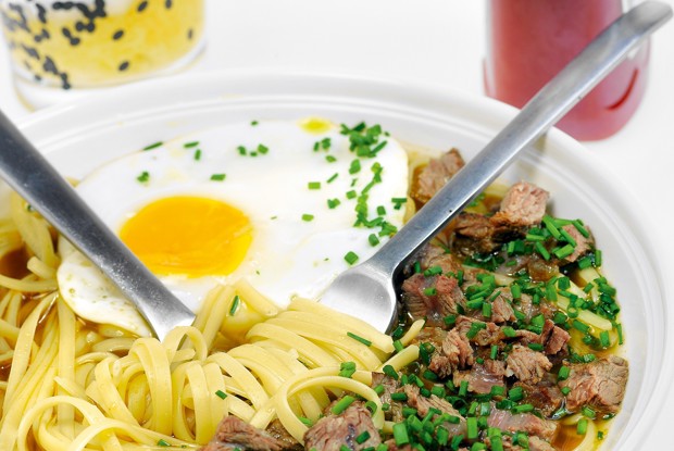 Суп с пастой, зеленым луком, говядиной и жареными яйцами