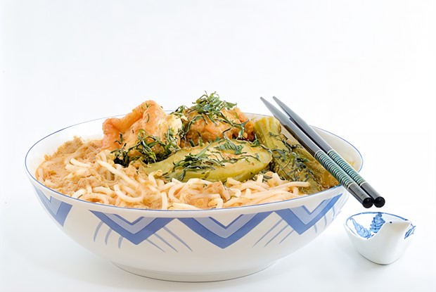 Суп с рисовой лапшой и жареным тофу