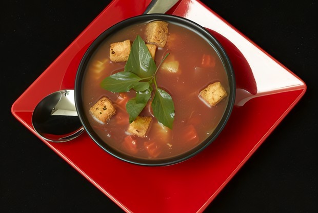 Суп со шпиком, помидорами и чесноком