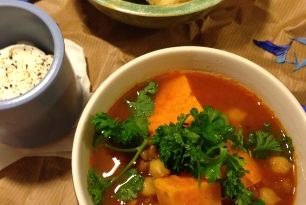 Суп со сладким картофелем, нутом и чечевицей