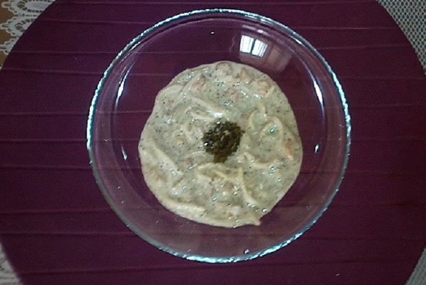 Суп со сливочным плавленым сыром, креветками, соусом песто с кешью и сушеным базиликом