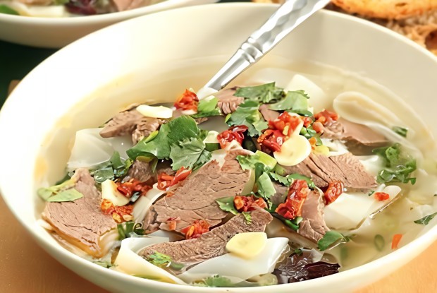 Суп со стеклянной лапшой и кусочками копченой утки (Kao ya fensi tang)