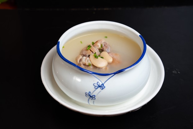 Суп со свиной ножкой и бобами