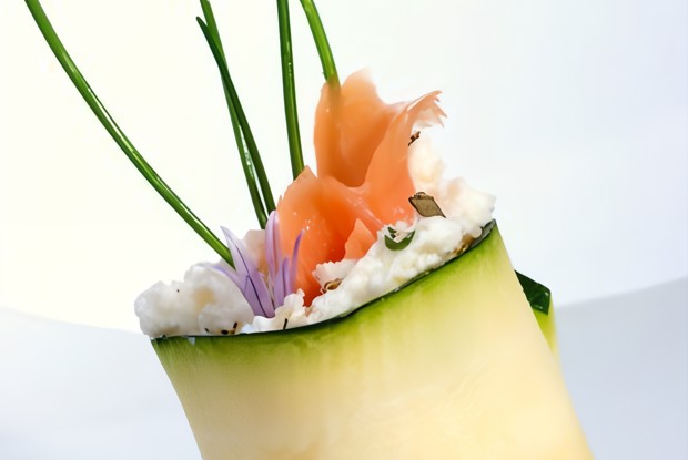 Суши из цукини с лососем и укропным соусом