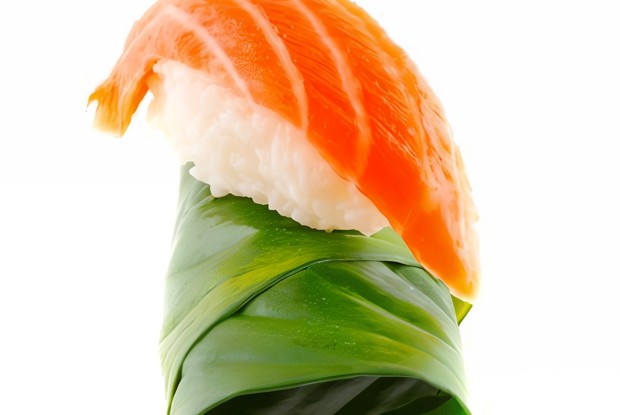 Суши из лосося в листьях свеклы