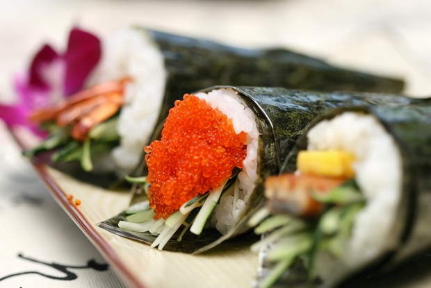 Суши с крабами и икрой